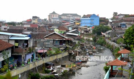  Angka kemiskinan di Kota Malang mengalami tren penurunan dalam 15 tahun terakhir.  Permukiman padat penduduk di bantaran Sungai Code, Yogyakarta, Selasa (6/9/2022). (Ilustrasi)