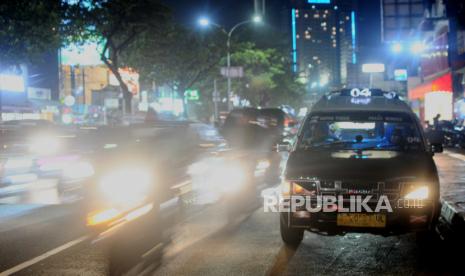 Angkutan kota (angkot) menunggu penumpang di ruas Jalan Raya Margonda, Kota Depok, Jawa Barat, Jumat (12/5/2023). 