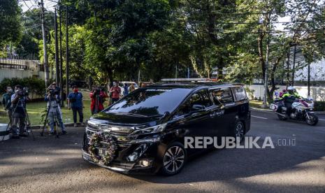 Mobil yang membawa jenazah mendiang Pendiri Kompas Gramedia/Pemimpin Umum Harian Kompas Jakob Oetama tiba di rumah duka di Jalan Sriwijaya, Jakarta, Rabu (9/8). Jakob Oetama wafat setelah menjalani perawatan di Rumah Sakit Mitra Keluarga Kelapa Gading Jakarta  pada Rabu (9/9) pukul 13.05 WIB. Republika/Putra M. Akbar