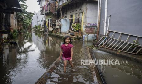 Seorang anak berjalan melewati banjir di Gang Langgar, Petogogan, Kebayoran Baru, Jakarta, Senin (7/11/2022). Banjir di kawasan pemukiman warga setinggi 30 sentimeter tersebut diakibatkan hujan deras yang mengguyur Jakarta sehingga membuat aliran air Kali Krukut meluap. Indonesia Dilanda 3.000 Bencana Sejak Awal 2022