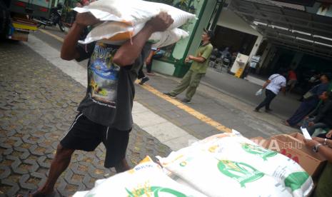 Warga mengambil beras bantuan pangan pemerintah di Kecamatan Danurejan, Yogyakarta, Rabu (7/6/2023). Sebanyak 1.000an keluarga penerima manfaat (KPM) di Kecamatan Danurejan menerima beras bantuan pangan tahap dua dari pemerintah melalui Perum Bulog. Setiap KPM menerima 20 kilogram beras Bulog kualitas medium. Secara nasional, Perum Bulog mendistribusikan beras bantuan pangan tahap dua ini kepada 21,3 KPM yang tersebar di 38 provinsi.