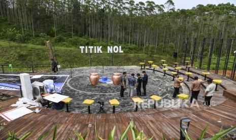 Pekerja menyelesaikan pekerjaan persiapan jelang seremoni ritual Kendi Nusantara di titik nol Ibu Kota Negara (IKN) Nusantara di Kecamatan Sepaku, Penajam Paser Utara, Kalimantan Timur, Ahad (13/3/2022). Presiden Joko Widodo akan menggelar seremoni ritual Kendi Nusantara dengan mengumpulkan 34 tanah dan air yang dibawa oleh 34 gubernur se-Indonesia di titik nol IKN Nusantara pada Minggu (14/3/2022). 