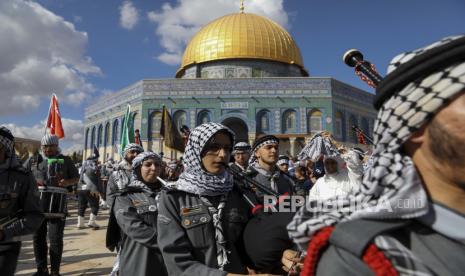 Pramuka Palestina memainkan musik selama perayaan peringatan Maulid Nabi Muhammad SAW, di Masjid Kubah Batu di kompleks Masjid Al Aqsa di Kota Tua Yerusalem, Selasa, 19 Oktober 2021. Aljazair beri hibah ke Palestina dan janji tak normalisasi hubungan dengan Israel.