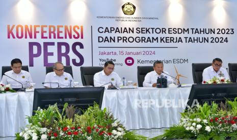 Menteri ESDM Arifin Tasrif memaparkan realisasi capaian kinerja sektor energi dan mineral di Kementerian ESDM, Senin (15/1/2024). 