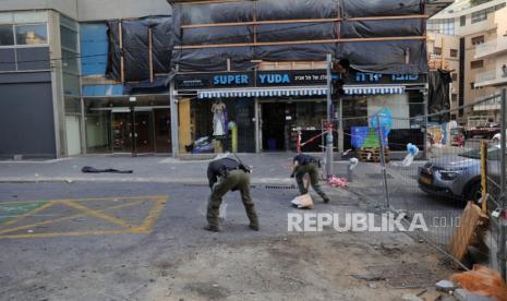 Polisi memeriksa kerusakan di lokasi ledakan yang diduga oleh Drone di Tel Aviv, Israel,Jumat (19/7/2024). Dikabarkan satu orang tewas dan delapan yang lain terluka dalam ledakan yang diduga disebabkan oleh serangan Drone. 