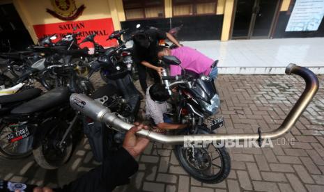 Pemilik sepeda motor mengganti knalpot bising dengan knalpot standar setelah terjaring petugas (ilustrasi)