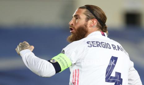  Bek Real Madrid Sergio Ramos melakukan selebrasi setelah mencetak gol 2-0 dalam pertandingan leg kedua babak 16 besar Liga Champions UEFA antara Real Madrid dan Atalanta yang diadakan di stadion Alfredo Di Stefano, di Madrid, Spanyol tengah, 16 Maret 2021.