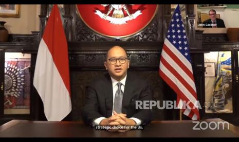 Tangkapan layar Duta Besar Indonesia untuk Amerika Serikat, Rosan Roeslani menjelaskan peluang Indonesia memasok baterai listrik ke AS dalam Webinar Indef, Rabu (8/2/2023).