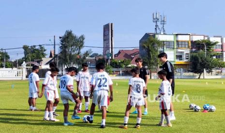 Anak-anak SSB dari Solo Raya antusias berlatih bersama Tim Jeonbuk dan Persis Solo, Jumat (16/6/2023).