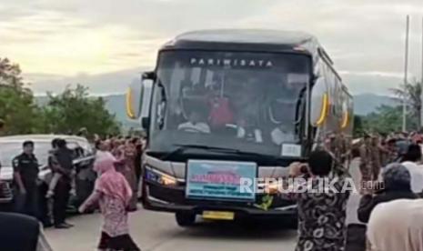 Suasana pelepasan jamaah haji dari Kota Padang Panjang di Masjid Islamic Center Kota Padang Panjang, Kamis (8/6/2023).