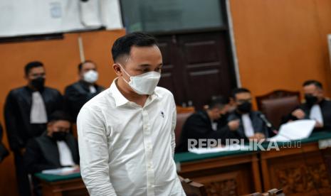 Terdakwa kasus pembunuhan berencana, Ricky Rizal bersiap menjalani sidang di Pengadilan Negeri Jakarta Selatan, Jakarta, Senin (17/10/2022). Bripka Ricky Rizal  bersama terdakwa mantan Kadiv Propam Ferdy Sambo dan Istrinya Putri Candrawathi serta terdakwa Kuat Maruf menjalani sidang perdana dengan agenda pembacaan surat dakwaan oleh Jaksa Penuntut Umum (JPU) terkait kasus dugaan pembunuhan berencana terhadap Brigadir Nofriansyah Yosua Hutabarat alias Brigadir J. Republika/Thoudy Badai