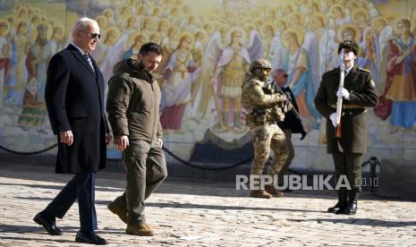 US President Joe Biden, left, walks with Ukrainian President Volodymyr Zelenskyy at St. Michaels Golden-Domed Cathedral during an unannounced visit, in Kyiv, Ukraine, Monday, Feb. 20, 2023. 