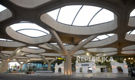 Suasana bandara sepi tanpa pengunjung saat sore di Yogyakarta International Airport (YIA).