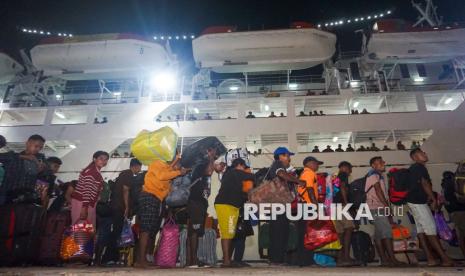 Penumpang antre memasuki Kapal Motor (KM) Bukit Siguntang di Pelabuhan Semayang, Balikpapan, Kalimantan Timur, Rabu (12/3/2025). PT Pelni (Persero) Cabang Balikpapan memperkirakan jumlah penumpang pada periode awal mudik ini sekitar 1.100 orang dan diperkirakan akan meningkat hingga lebih dari 1.500 orang saat puncak arus mudik pada 28 Maret 2025. 