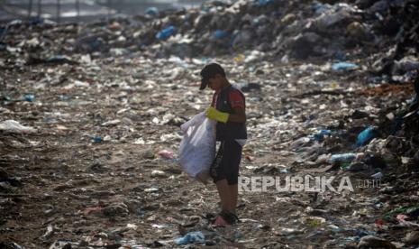 Seorang anak pengungsi Palestina mengais sampah yang terkumpul di dekat Khan Yunis, Jalur Gaza selatan, 18 Mei 2024. 