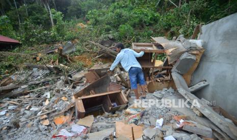 Warga melihat kondisi rumah yang hancur akibat longsor di Mato Aia, Padang, Sumatera Barat, Sabtu (15/7/2023). 