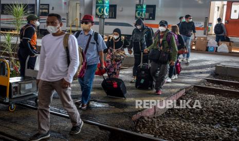 Sejumlah penumpang kereta api berjalan seusai tiba di Stasiun Tawang Semarang, Jawa Tengah, Jumat (22/4/2022). (Ilustrasi)