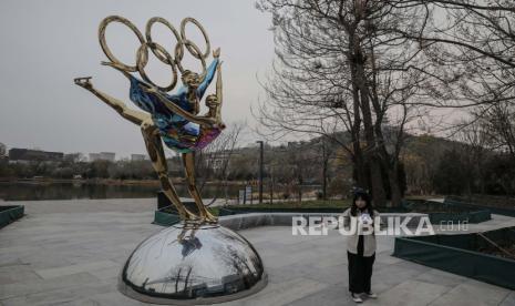  Wanita berpose untuk foto di samping patung skater dengan Cincin Olimpiade di dekat markas besar panitia penyelenggara Olimpiade Musim Dingin Beijing 2022, di Taman Shougang di Beijing, Cina, 19 November 2021. Menurut laporan media, Presiden AS Joe Biden mengatakan AS sedang mempertimbangkan boikot diplomatik Olimpiade Beijing.