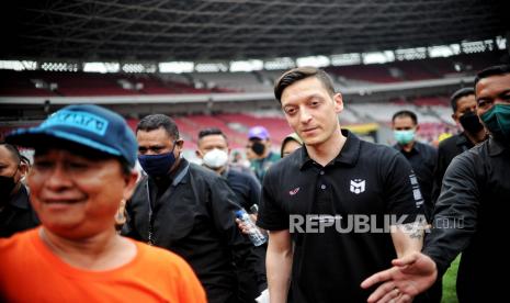 Mantan pesepakbola Timnas Jerman Mesut Ozil saat memberikan coaching clinic di Stadion Utama Gelora Bung Karno (SUGBK), Jakarta, Kamis (26/5/2022). Dalam kunjungannya ke Indonesia, Eks bintang Arsenal dan Real Madrid tersebut memberikan coaching clinic kepada 47 anak-anak dan remaja di Jakarta. Sebelumnya, dalam lawatannya ke Indonesia, Mesut Ozil telah melakukan kerjasama bersama Kementerian Pariwisata dan Ekonomi Kreatif untuk melakukan promosi produk ekonomi kreatif serta mengunjungi pabrik Concave Indonesia di Tangerang, Banten. Republika/Thoudy Badai