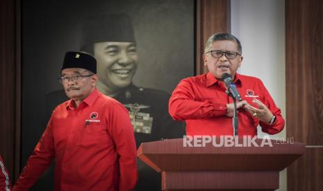 Sekretaris Jenderal DPP PDIP Hasto Kristiyanto (kanan). Hasto menegaskan, demokrasi elektoral membuat parpol tak bangun kaderisasi. (ilustrasi)