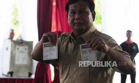 Ketua Umum Partai Gerindra Prabowo Subianto menunjukan surat suara saat pencoblosan Pilkada serentak 2018 di TPS 017, Desa Bojong Koneng, Babakan Madang, Bogor, Jawa Barat, Rabu (27/6).