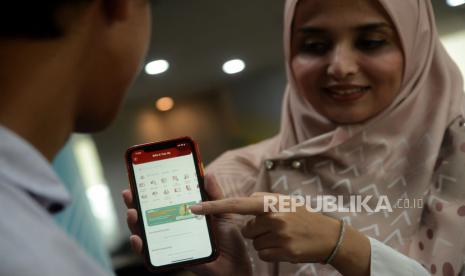 Nasabah melakukan pembayaran menggunakan Super App OCTO Mobile di Jakarta, Senin (3/4/2023). Sebagai salah satu mitra distribusi Surat Berharga Syariah Negara (SBSN) ritel, PT Bank CIMB Niaga Tbk mengungkapkan besarnya antusiasme masyarakat untuk membeli produk ST010. 