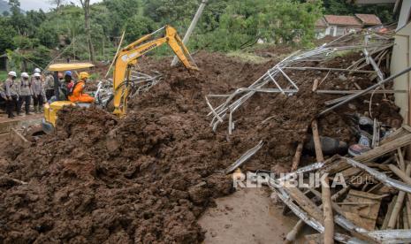 Petugas Basarnas mengoperasikan alat berat untuk pencarian korban tertimbun longsor di Cimanggung, Kabupaten Sumedang, Jawa Barat, Minggu (10/1/2021). Tanah longsor yang diduga terjadi akibat intensitas curah hujan yang tinggi pada Sabtu (9/1) sore tersebut mengakibatkan 12 orang korban meninggal dua dan belasan orang diperkirakan masih tertimbun serta 14 bangunan rusak berat. 