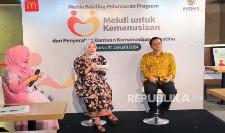 Direktur HR dan GS PT Rekso Nasional Food, Yulianti Hadena dan Pimpinan Baznas, Rizaludin Kurniawan di acara Media Briefing Peluncuran Program Mekdi Untuk Kemanusiaan dan Penyerahan Bantuan Kemanusiaan Palestina di McD Thamrin Jaya, Jakarta Pusat, Rabu (31/1/2024). 