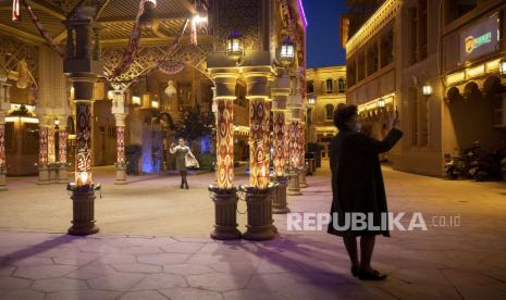 Muslim Uighur Jadi Alasan Parlemen AS Loloskan UU Batasi Impor. Wisatawan berfoto di kawasan wisata bergaya kota tua yang baru dibangun di Hotan, Daerah Otonomi Uyghur Xinjiang, Cina, Selasa (27/4). Pusat wisata bergaya taman hiburan yang menampilkan budaya Muslim Uyghur itu tak pernah luput dari keamanan yang ketat. Xinjiang mendapatkan sumber pendapatan baru dari kawasan wisata tersebut yang ditargetkan lebih dari 200 juta pengunjung ke Xinjiang tahun ini dan 400 juta pada 2025. REUTERS/Thomas Peter    SEARCH 