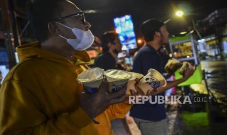 Sejumlah remaja pekerja kedai kopi membagikan kopi gratis kepada pengguna jalan pada Gelaran Pekan Order Online (PON) di Kota Tasikmalaya, Jawa Barat, Selasa (3/8/2021). Mereka membagikan 500 cup kopi untuk tenaga kesehatan, petugas Satgas dan warga yang terdampak pandemi COVID-19, hasil penjualan buy one give one dari 39 kedai kopi se-Tasikmalaya untuk mempertahankan usaha kedai kopi dan para pekerjanya selama PPKM berlangsung. 