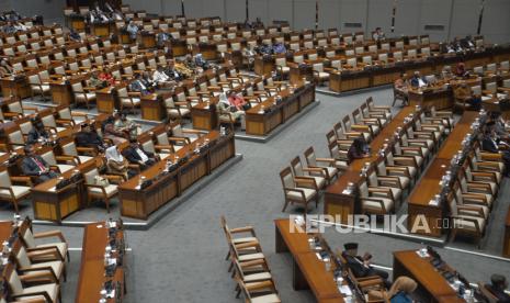 Sejumlah anggota DPR mengikuti rapat paripurna ke-16 DPR masa persidangan V tahun sidang 2023-2024 di kompleks Parlemen, Jakarta, Selasa (14/5/2024). Adapun rapat paripurna tersebut memiliki agenda tunggal yaitu pidato Ketua DPR RI pada pembukaan masa sidang V tahun sidang 2023/2024. Selain itu, rapat paripurna juga diteruskan dengan interupsi yang diajukan oleh sejumlah anggota rapat untuk menyampaikan aspirasi mereka kepada pimpinan. Masa sidang DPR kembali dibuka setelah reses berlangsung selama lebih dari lima pekan sejak 5 April hingga 13 Mei 2024. Adapun masa sidang kali akan berlangsung hingga Kamis, 11 Juli 2024.