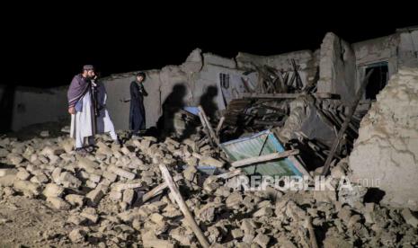 Petugas keamanan dan penyelamat Taliban mensurvei rumah yang rusak setelah gempa bumi di desa Gayan di provinsi Paktia, Afghanistan, 22 Juni 2022. Lebih dari 1.000 orang tewas dan lebih dari 1.500 lainnya terluka setelah gempa berkekuatan 5,9 melanda Afghanistan timur sebelum fajar pada 22 Juni, Kantor Berita Bakhtar yang dikelola pemerintah Afghanistan melaporkan. Menurut pihak berwenang, jumlah korban tewas kemungkinan akan meningkat.