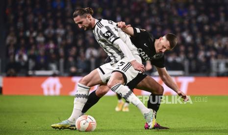 Gelandang Juventus, Adrien Rabiot (depan).