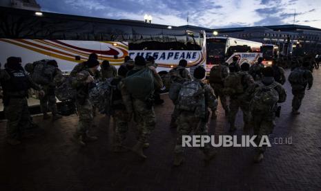 Pasukan dari Pengawal Nasional Maryland menurunkan muatan dari bus saat mereka tiba untuk shift penjagaan mereka di gedung Capitol AS di Washington, DC, AS, Kamis (14/1). Setidaknya 20.000 pasukan Garda Nasional akan dikerahkan di Washington untuk mengamankan upacara pelantikan Presiden Amerika Serikat (AS) terpilih Joe Biden pada 20 Januari mendatang dan untuk mencegah terjadinya kemungkinan kekerasan dan kerusuhan yang lebih besar.EPA-EFE/SAMUEL CORUM