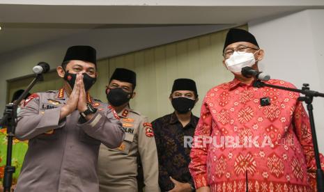 Kapolri Jenderal Pol Listyo Sigit Prabowo (kiri) bersama Ketua Umum LDII Chriswanto Santoso (kanan) memberikan keterangan pers usai melakukan pertemuan di Kantor Dewan Pimpinan Pusat Lembaga Dakwah Islam Indonesia (DPP LDII), Jakarta, Selasa (9/3/2021). 