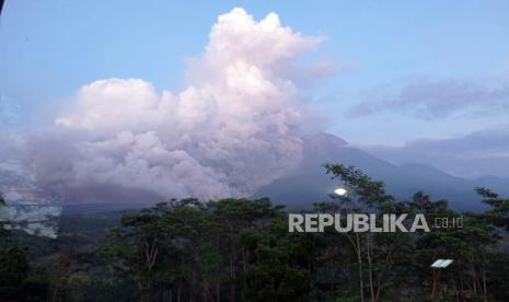  Foto selebaran yang disediakan oleh Badan Nasional Penanggulangan Bencana (BNPB) Indonesia menunjukkan material vulkanik dari Gunung Semeru naik ke langit di Lumajang, Jawa Timur, Ahad, 4 Desember 2022. Pihak berwenang telah menaikkan status siaga Gunung Semeru ke level tertinggi setelah letusannya awal pada 04 Desember 2022. Semeru setinggi 3.376 meter adalah salah satu gunung berapi paling aktif di pulau Jawa.