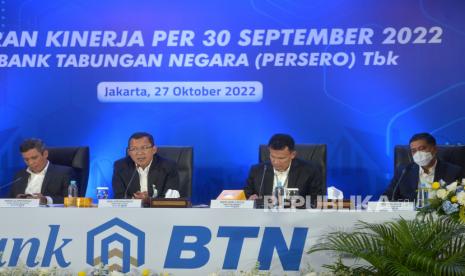 Direktur Utama Bank BTN Haru Koesmahargyo (dua kiri) bersama jajaran direksi menyampaikan Paparan Kinerja Keuangan Kuartal III/2022 di Jakarta, Kamis (27/10/2022). Sepanjang Januari hingga September 2022 Bank BTN berhasil membukukan kenaikan laba bersih sebesar 50,11% menjadi Rp2,28 triliun dibanding periode yang sama tahun sebelumnya senilai Rp1,51 triliun. Kenaikan laba bersih perseroan ini ditopang oleh keberhasilan dalam menjalankan inisiatif strategis yaitu peningkatan penyaluran kredit, biaya dana (cost of fund) yang berhasil ditekan seiring dengan peningkatan penghimpunan dana murah ditambah juga dengan suksesnya Bank BTN melakukan perbaikan rasio kredit bermasalah (non performing loan) yang terus menurun hingga akhir September 2022. Republika/Prayogi