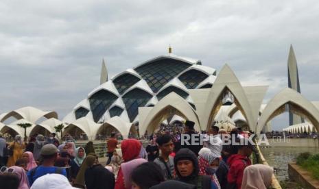 Situasi di Masjid Al Jabbar satu hari menjelang penutupan sementara yang akan dimulai Senin (27/2/2023) besok hingga Senin (13/3/2023).