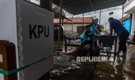 (ILUSTRASI) Tempat Pemungutan Suara (TPS) di lokasi terdampak banjir.