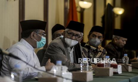 Ketua Umum PBNU Yahya Cholil Staquf bersama Rais Aam PBNU KH. Miftachul Akhyar bersiap mengumumkan daftar pengurus PBNU periode 2022-2027 di Jakarta, Rabu (12/1). PBNU mengumumkan 47 nama pengurus PBNU masa khidmat 2022-2027, yang diharapkan dapat menjangkau seluruh kepentingan konstituen PBNU serta mencerminakan realitas multipolar yang ada di Indonesia, baik dari segi kedaerahan dari perspektif gender. Politikus Masuk Kepengurusan, Gus Yahya: Ini Strategi PBNU