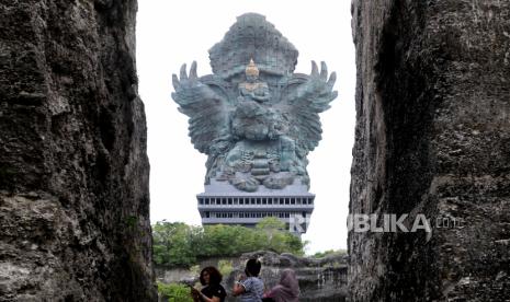 Wisatawan mengunjungi kawasan Garuda Wisnu Kencana (GWK) Cultural Park di Badung, Bali, Jumat (4/12/2020). Kawasan wisata GWK resmi dibuka kembali bagi kunjungan wisatawan dengan menerapkan protokol kesehatan yang ketat setelah ditutup sejak bulan Maret yang lalu akibat pandemi COVID-19. 