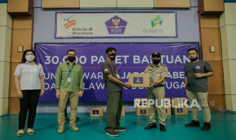 Ketua Tim Koordinator Relawan Gugus Tugas Percepatan Penanganan Covid-19 Andre Rahadian (kedua kiri) bersama Head of Corpcomm PT Adaro Energy Febrianti Nadira (kiri), Wakil Walikota Jakarta Pusat Irwandi (kedua kanan) saat menyerahkan sembako di Gor Senen, Jakarta, Senin (18/5). PT Adaro bersama Bakrie dan Brothers menyalurkan 30 ribu paket bantuan yang disalurkan melalui relawan Gugus Tugas Percepatan Penanganan Covid-19 untuk warga dari 13 kota dan kabupaten di Jabodetabek