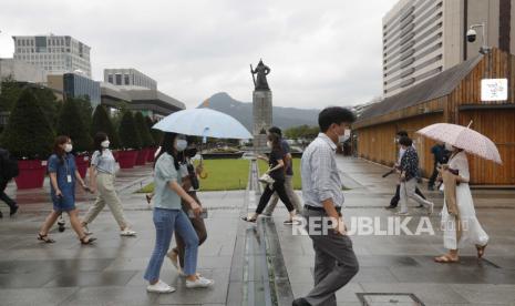 Orang-orang yang memakai masker wajah untuk membantu melindungi dari penyebaran virus corona di seberang jalan di Seoul, Korea Selatan, Kamis, 27 Agustus 2020. Korea Selatan melaporkan lebih dari 400 kasus baru virus corona, total satu hari tertinggi dalam beberapa bulan , membuat pembatasan seperti penguncian tampak tak terhindarkan karena transmisi lepas kendali.