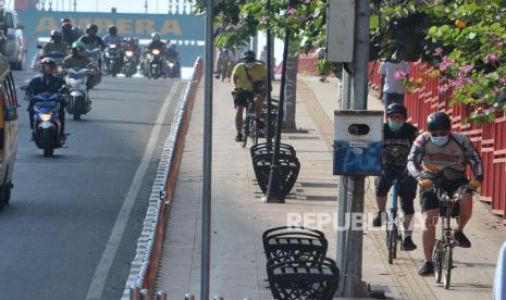 Sekelompok warga bersepeda melintasi Jembatan Ampera Kota Palembang, Sumatera Selatan, Ahad (4/10/2020). Melihat tingginya animo warga bersepeda dan untuk memberikan kenyamanan bagi pengguna jalan lain, Pemerintah Kota Palembang berencana membangun jalur sepeda yang akan dilengkapi dengan pembuatan marka, rambu, serta fasilitas penunjang lainnya bagi pesepeda. 