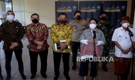 Ketua DPR Puan Maharani (ketiga kanan) menyampaikan keterangan pers didampingi Wakil Ketua DPR Lodewijk Freidrich Paulus (ketiga kiri), Ketua Badan Kerja Sama Antar Parlemen (BKSAP) DPR Fadli Zon (kedua kiri), Wakil Ketua BKSAP DPR Putu Supadma Rudana (kiri), Gubernur Bali Wayan Koster (kanan), Kapolda Bali Irjen Pol Putu Jayan Danu Putra (tengah) dan Danrem 163/Wirasatya Brigjen TNI Husein Sagaf†(kedua kanan) usai pelaksanaan Rapat Koordinasi (Rakor) menjelang pelaksanaan Inter-Parliamentary Union (IPU) Assembly and Related Meetings ke-144 di Nusa Dua, Badung, Bali, Senin (14/3/2022). Rakor tersebut dilakukan untuk memastikan kesiapan berbagai pihak dalam mendukung pelaksanaan pertemuan parlemen dunia di Bali yang rencananya dihadiri delegasi dari 115 negara pada 20-24 Maret mendatang. 