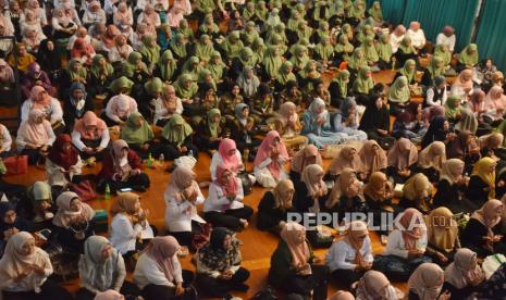 Jamaah berdoa saat tausiyah Ustadz Hilman Fauzi dalam acara Isra Miraj Nabi Muhammad SAW dan Menyambut Ramadhan Tingkat Kota Bandung, di Masjid Al Ukhuwah, Rabu (28/2/2024). Dalam kegiatan yang bertajuk Shalat Tingkatkan Derajat dengan Puasa Bersihkan Jiwa. Ustadz Hilman Fauzi berpesan agar senantiasa memperbaiki shalat, untuk mencapai ketenangan jiwa.