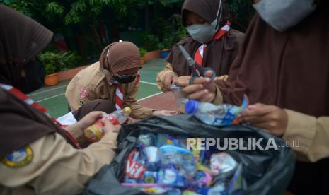 Sejumlah siswa melakukan pemilahan sampah (ilustrasi)