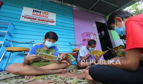 Anak-anak memanfaatkan fasilitas membaca buku di Taman Bacaan Masyarakat di kawasan Sungai Kemuning, Kelurahan Kemuning, Banjarbaru, Kalimantan Selatan, Jumat (18/9). (ilustrasi)