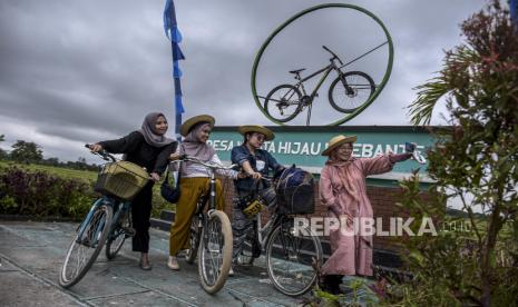 Wisatawan berfoto di tugu sepeda di kawasan Desa Wisata Hijau Bilebante, Jalan Raya Bilebante, Kabupaten Lombok Tengah, Nusa Tenggara Barat, Senin (28/11/2022). Bilebante adalah satu dari 61 desa wisata di kawasan Lombok Tengah yang menyuguhkan panorama desa asri, wahana bersepeda keliling desa, pasar pancingan, kebun herbal, kebudayaan dan produk UMKM khas Lombok Tengah. Desa Wisata Hijau Bilebante juga meraih juara kedua kategori Desa Wisata Alam pada BCA Desa Wisata Award 2021. Republika/Abdan Syakura