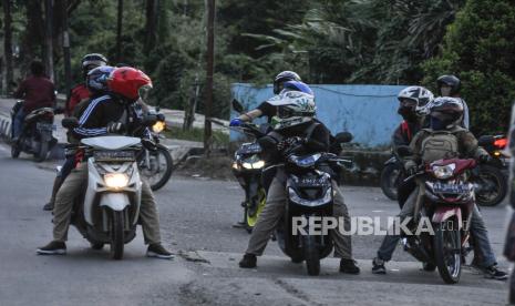 Sejumlah pemudik motor menghindari pos penyekatan di jalan raya Rengas Bandung, Kedung waringin, Kabupaten Bekasi, Jawa Barat, Sabtu (23/5/2020). H-1 jelang lebaran, penyekatan pemudik di perbatasan Bekasi dan Karawang diperketat